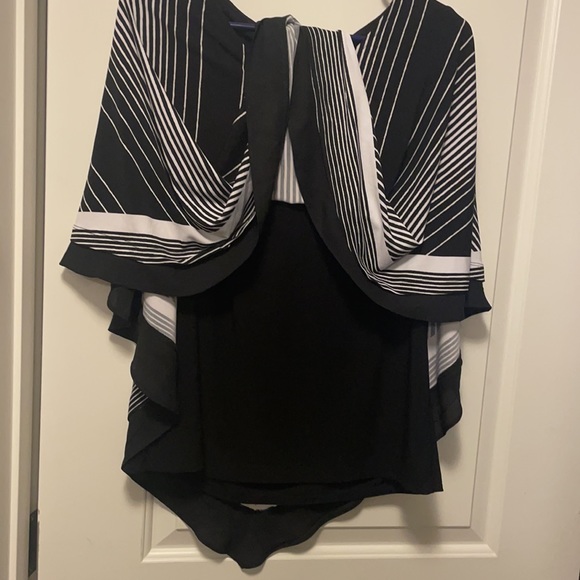 Black and white flowy dress top. - Picture 3 of 3